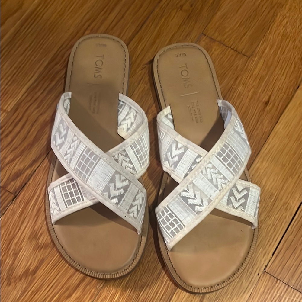 TOMS Women's Tan and White Sandals